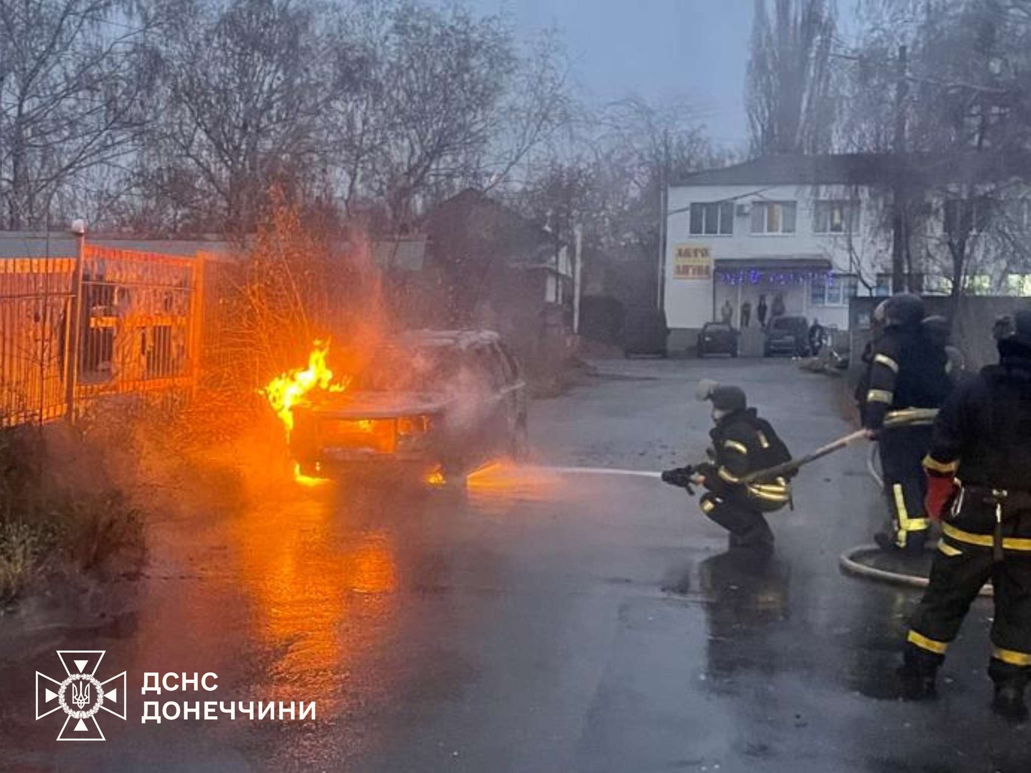 Горіли споруда та авто: рятувальники на Донеччині ліквідували п'ять пожеж - Фото №1