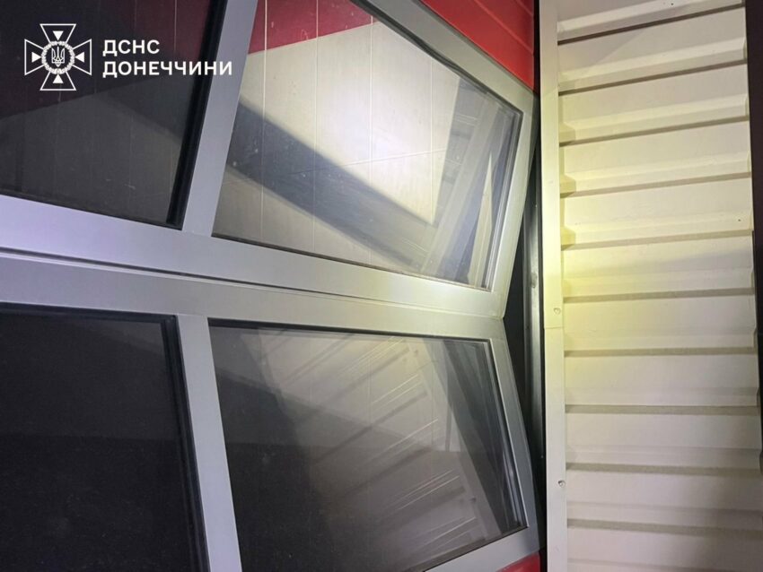 Пошкоджена стеля, розбите скло: окупанти атакували пожежну частину на Донеччині (фото) - Фото №3