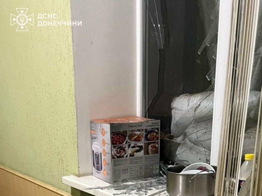 Пошкоджена стеля, розбите скло: окупанти атакували пожежну частину на Донеччині (фото) - Фото №4