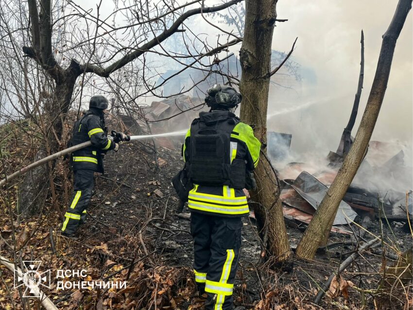 Горіли житлові будинки: ворог вдарив по приватному сектору Слов’янська (фото) - Фото №1