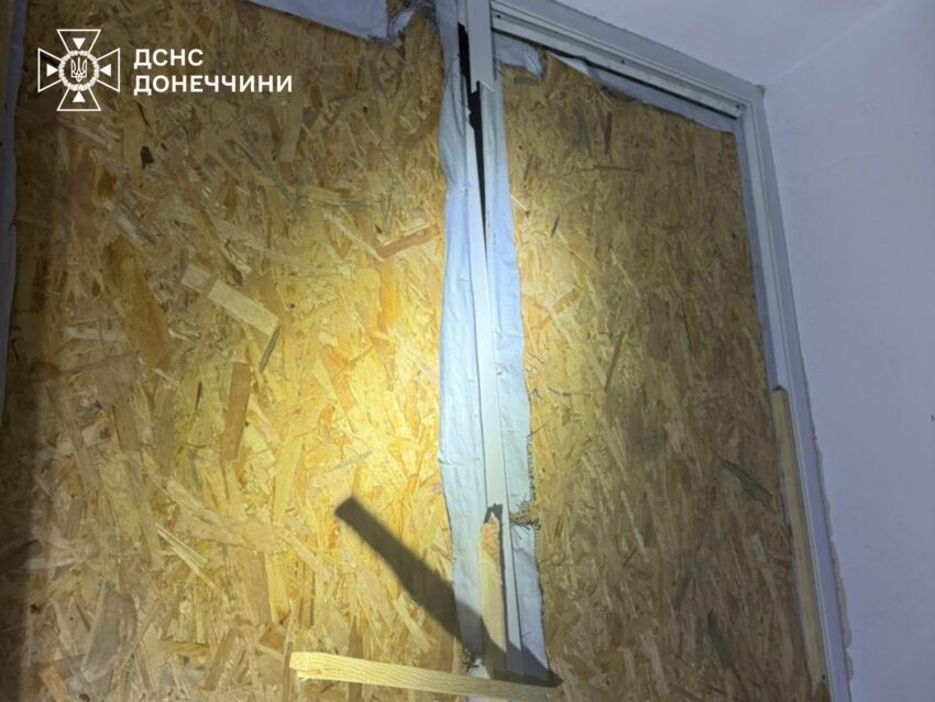Пошкоджена стеля, розбите скло: окупанти атакували пожежну частину на Донеччині (фото) - Фото №1