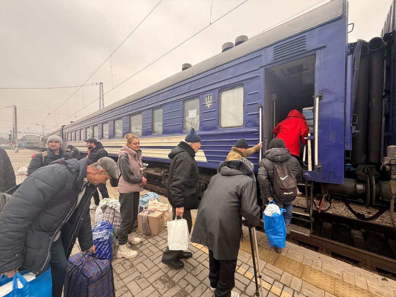 Майже пів сотні жителів Донеччини безоплатно розселили у більш безпечних регіонах - Фото №2