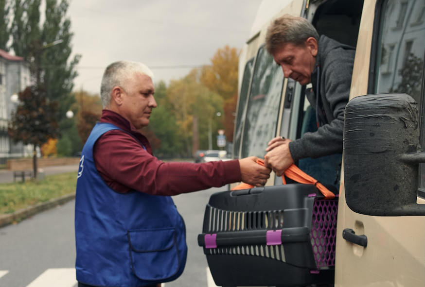 Рятують людей: спеціалісти благодійних фондів розповіли про особливості евакуації з Донеччини (фото, відео) - Фото №3