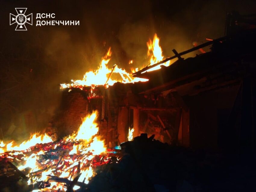 Три пожежі, що виникли через ворожі обстріли, гасили на Донеччині (фото) - Фото №1