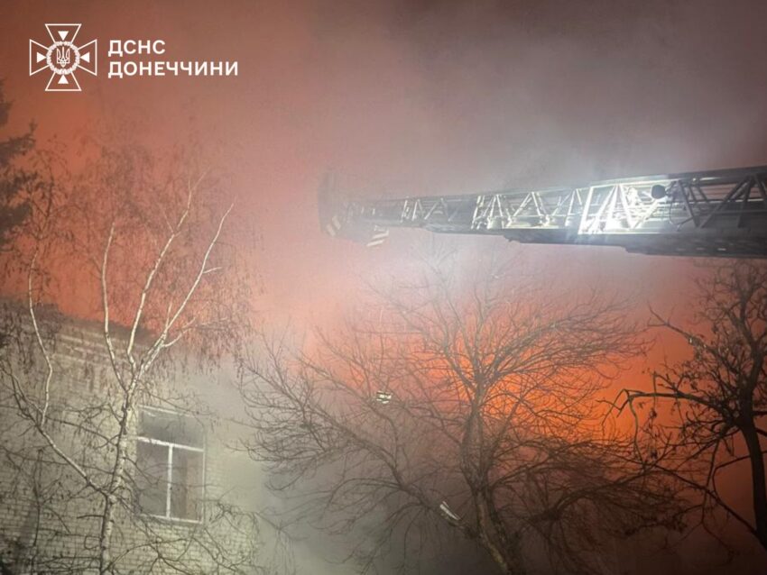 Три пожежі, що виникли через ворожі обстріли, гасили на Донеччині (фото) - Фото №2