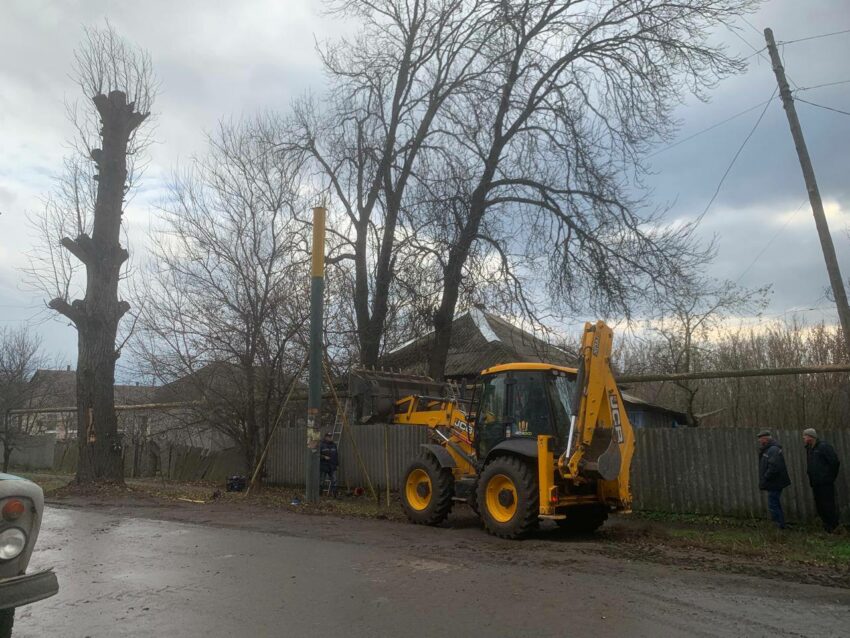 У Черкаському великогабаритний транспорт пошкодив надземний газопровід (фото) - Фото №1