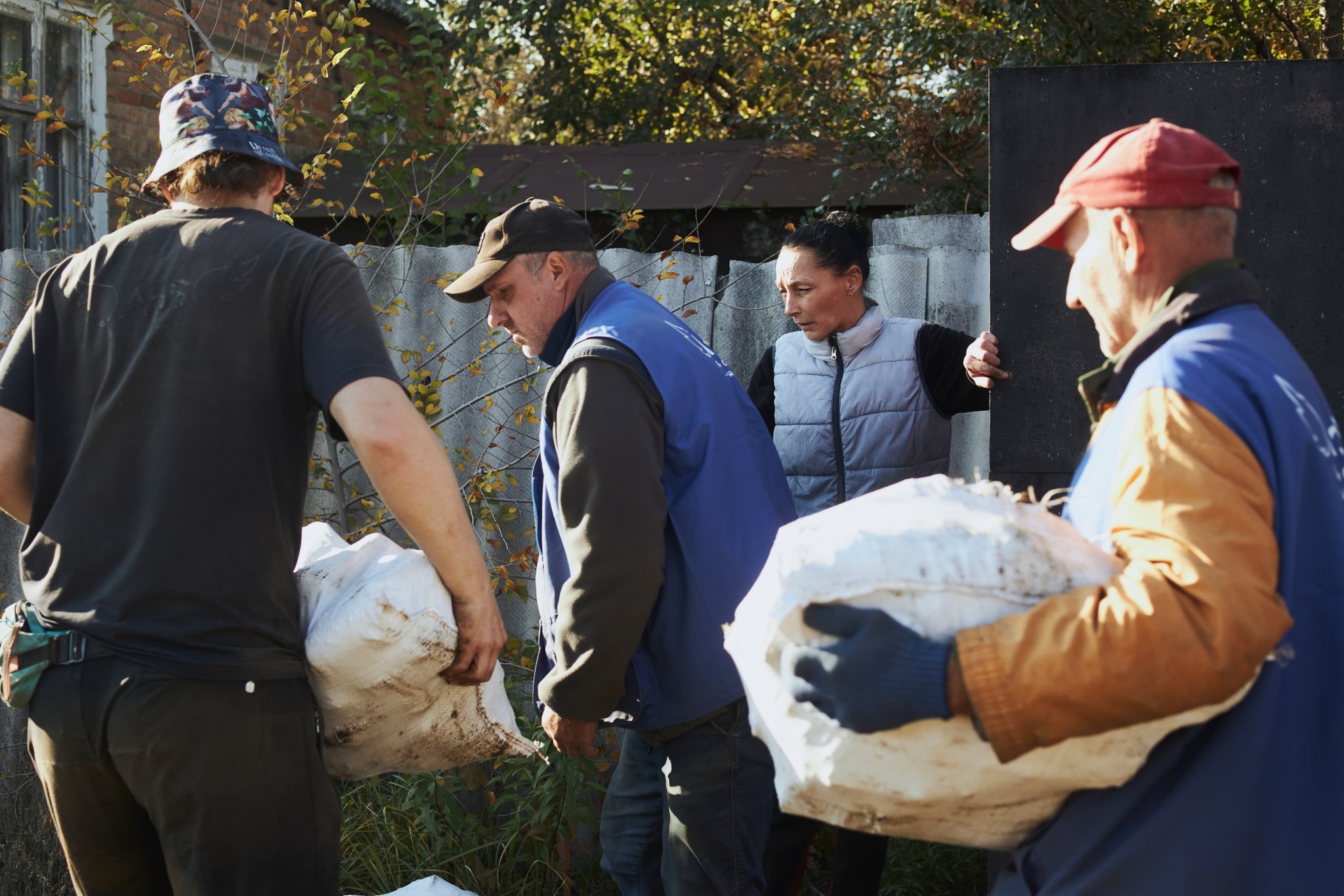 На Донеччині 15 тисяч домогосподарств на зиму отримали тверде паливо або гроші - Фото №1