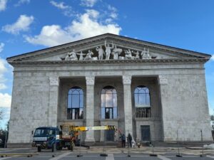 Окупанти готуються відкрити ''відновлений'' драмтеатр у Маріуполі (фото) - Фото №4