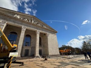 Окупанти готуються відкрити ''відновлений'' драмтеатр у Маріуполі (фото) - Фото №3