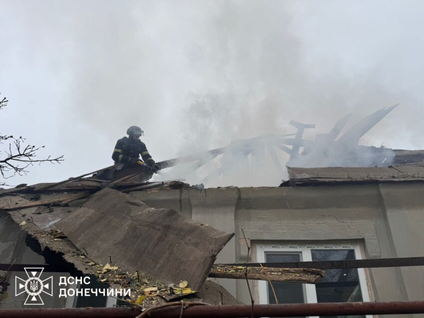 Горіли будинок та підприємство: через обстріли у Слов'янську сталися дві пожежі (фото) - Фото №2