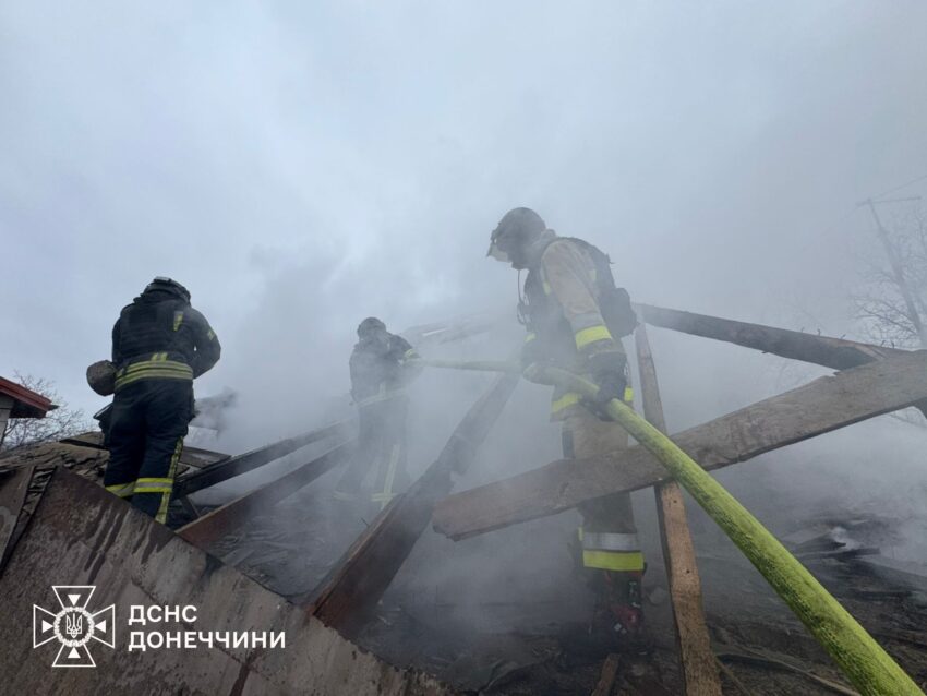 Горіли будинок та підприємство: через обстріли у Слов'янську сталися дві пожежі (фото) - Фото №3