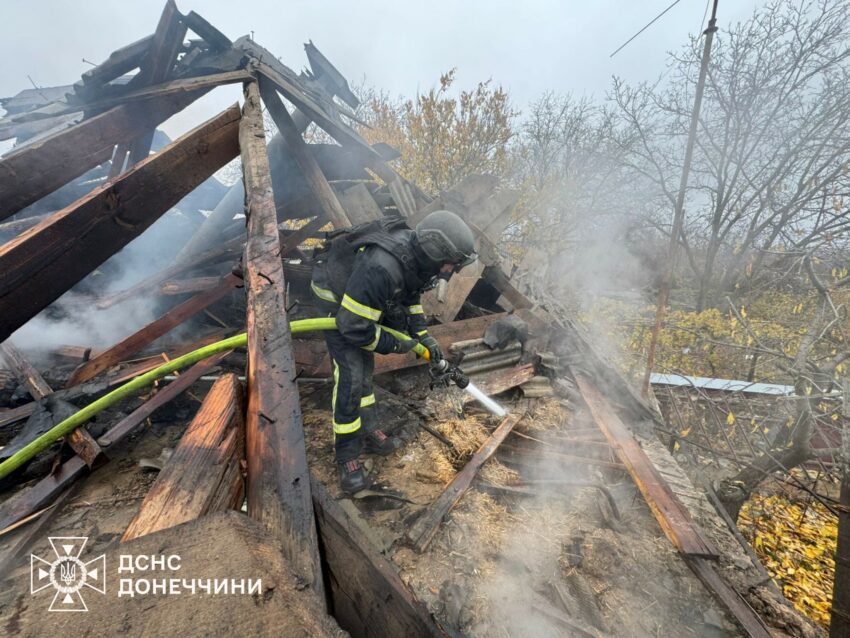 Горіли будинок та підприємство: через обстріли у Слов'янську сталися дві пожежі (фото) - Фото №4