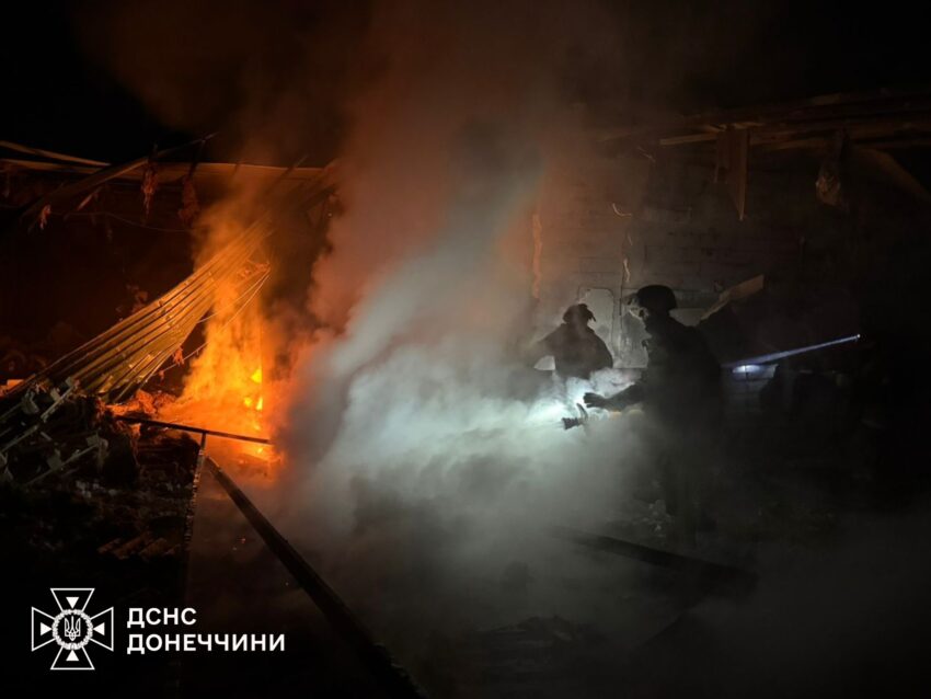 Горіли будинок та підприємство: через обстріли у Слов'янську сталися дві пожежі (фото) - Фото №1