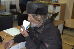 Порятунок із рудою подругою: 89-річний шахтар вивіз курку з-під обстрілів на Донеччині (фото) - Фото №3