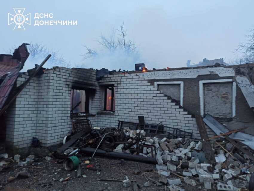 Призупинили через повторний обстріл: на Донеччині гасили пожежу в будинку (фото) - Фото №1