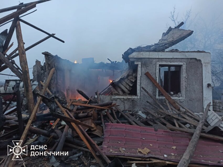 Призупинили через повторний обстріл: на Донеччині гасили пожежу в будинку (фото) - Фото №2