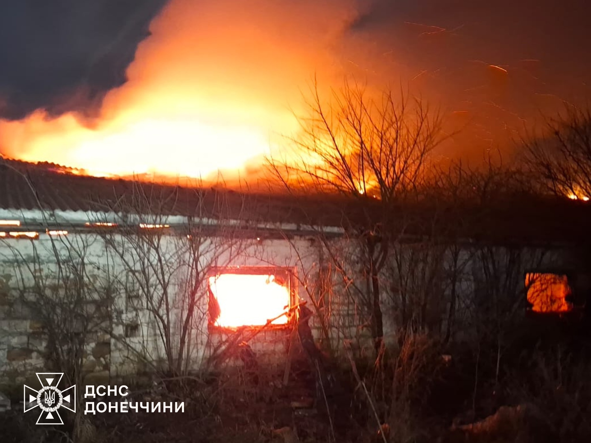 Горіли склади на підприємстві: ворог обстріляв Олександрівську громаду - Фото №1
