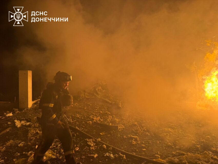 Горіли споруди та автомобілі: рятувальники на Донеччині ліквідували пожежі від ворожих обстрілів (фото) - Фото №3