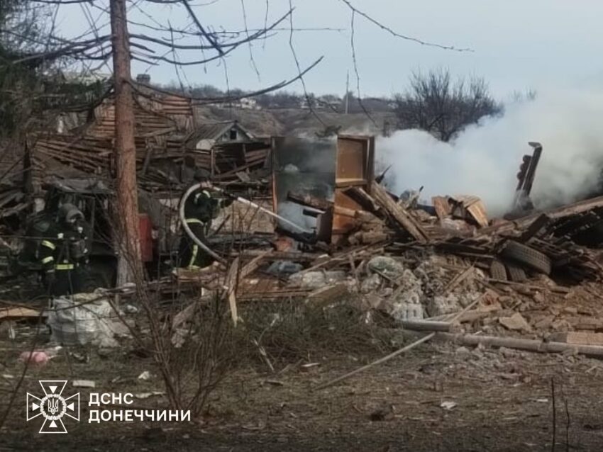 Рятувальники ліквідували пожежі через ворожі удари по інфраструктурі Донеччини (фото) - Фото №3