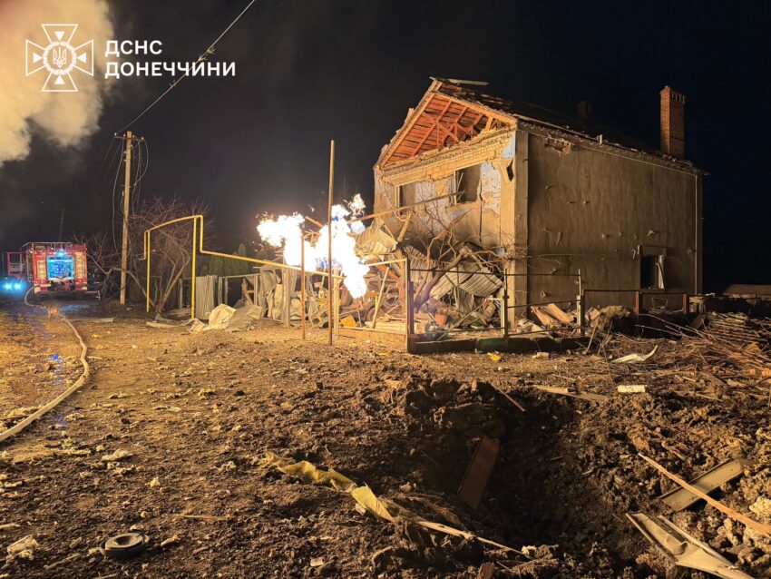 Горіли споруди та автомобілі: рятувальники на Донеччині ліквідували пожежі від ворожих обстрілів (фото) - Фото №1