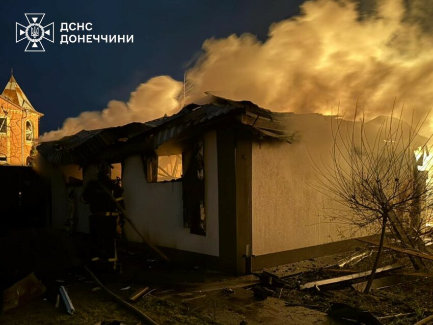 Горіли споруди та автомобілі: рятувальники на Донеччині ліквідували пожежі від ворожих обстрілів (фото) - Фото №2