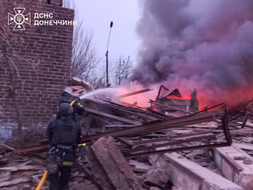 Рятувальники ліквідували пожежі через ворожі удари по інфраструктурі Донеччини (фото) - Фото №2