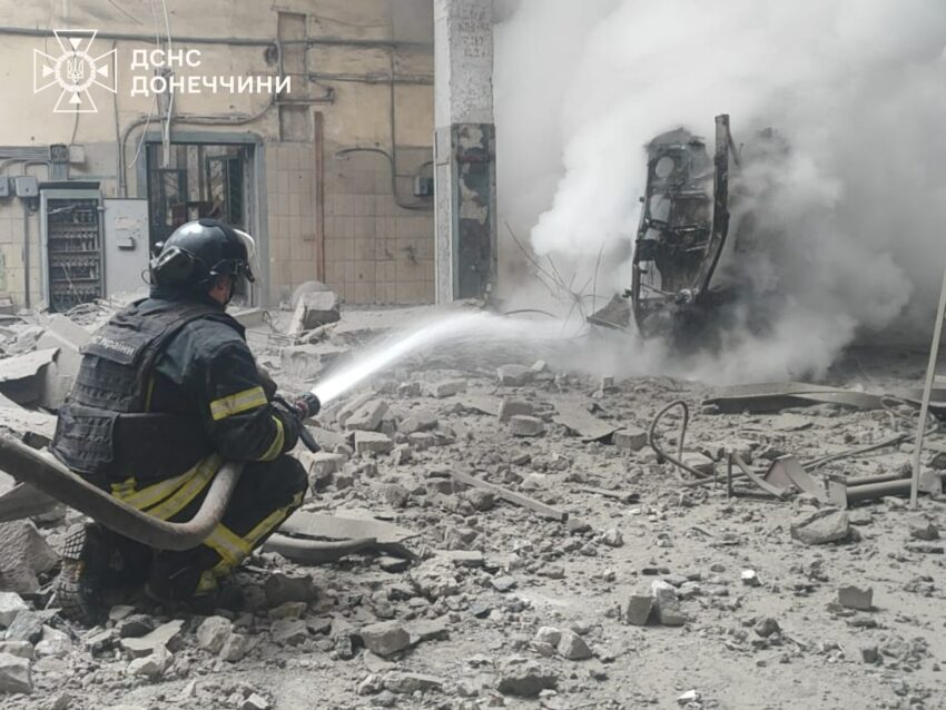 Горіли споруди та автомобілі: рятувальники на Донеччині ліквідували пожежі від ворожих обстрілів (фото) - Фото №4