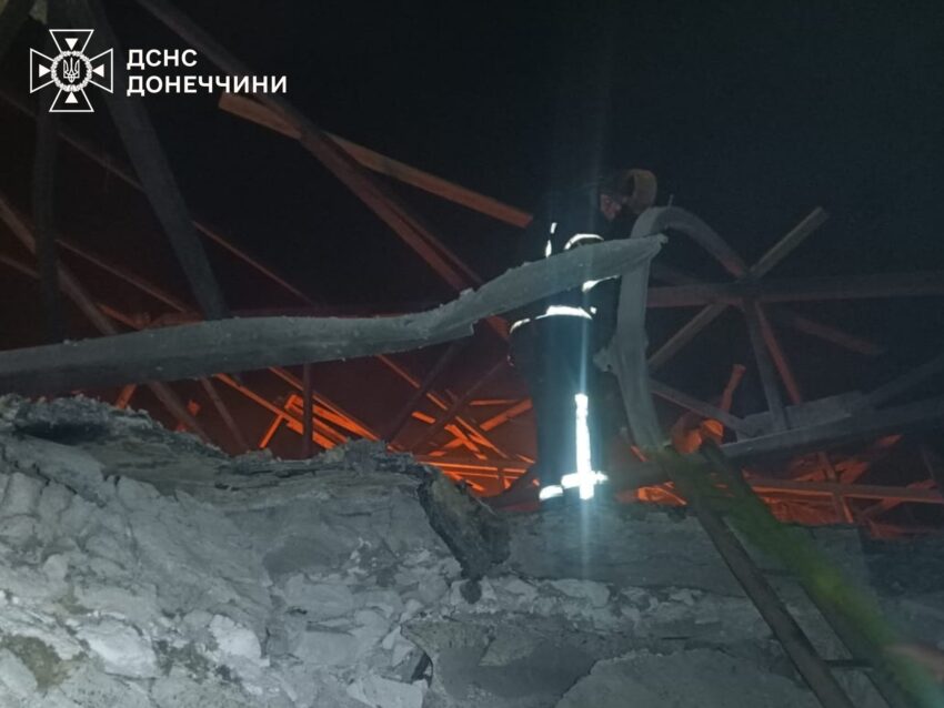 Через ворожий обстріл горів житловий будинок: за добу рятувальники ліквідували вісім пожеж (фото) - Фото №1