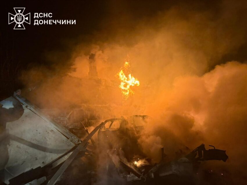 Через ворожий обстріл горів житловий будинок: за добу рятувальники ліквідували вісім пожеж (фото) - Фото №2