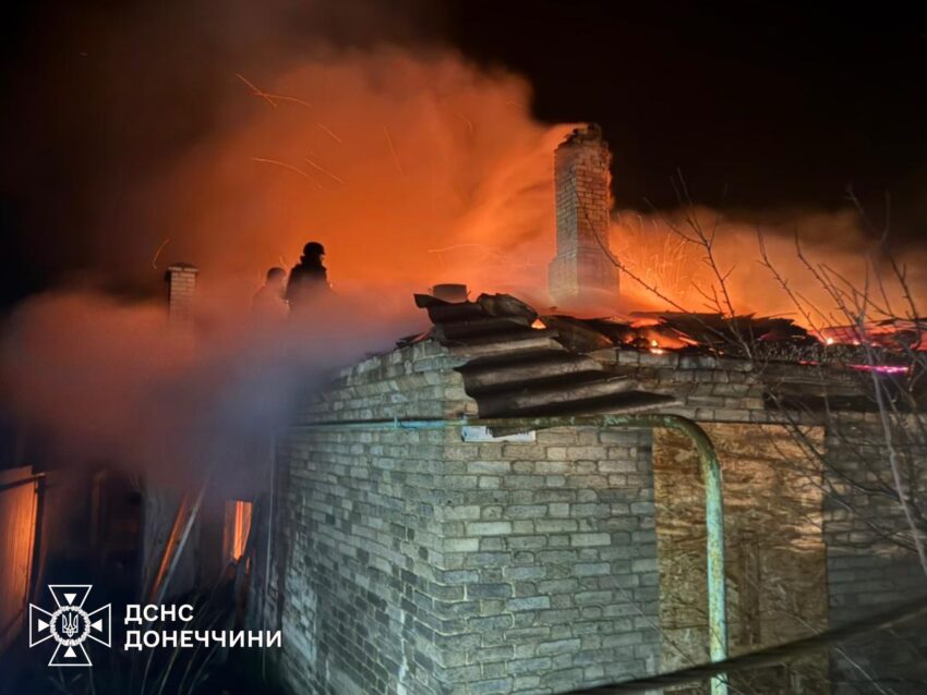 Через ворожий обстріл горів житловий будинок: за добу рятувальники ліквідували вісім пожеж (фото) - Фото №3