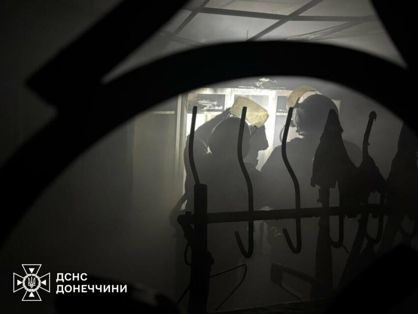 Через ворожий обстріл горів житловий будинок: за добу рятувальники ліквідували вісім пожеж (фото) - Фото №4