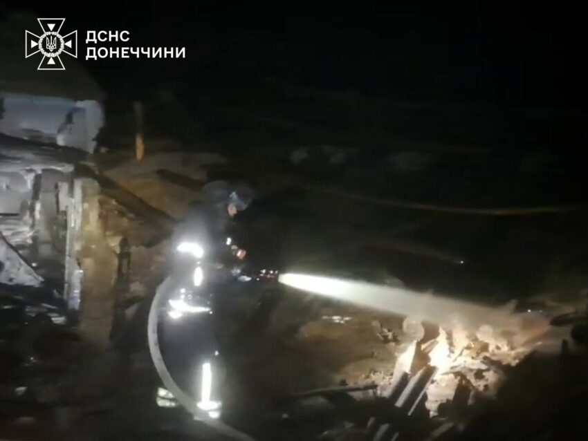 Окупанти атакували приватний сектор села на Донеччині – горіла споруда (відео) - Фото №1