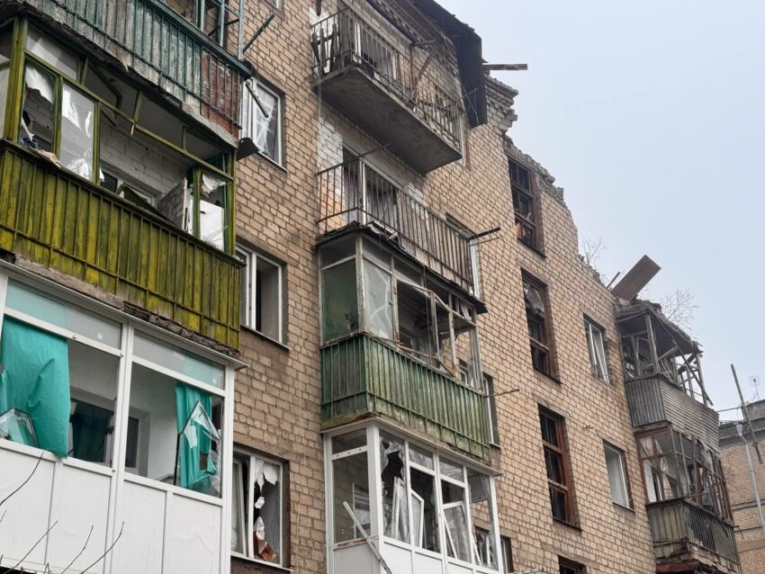 У Краматорську ліквідовують наслідки ворожого удару по житловому будинку (фото) - Фото №1