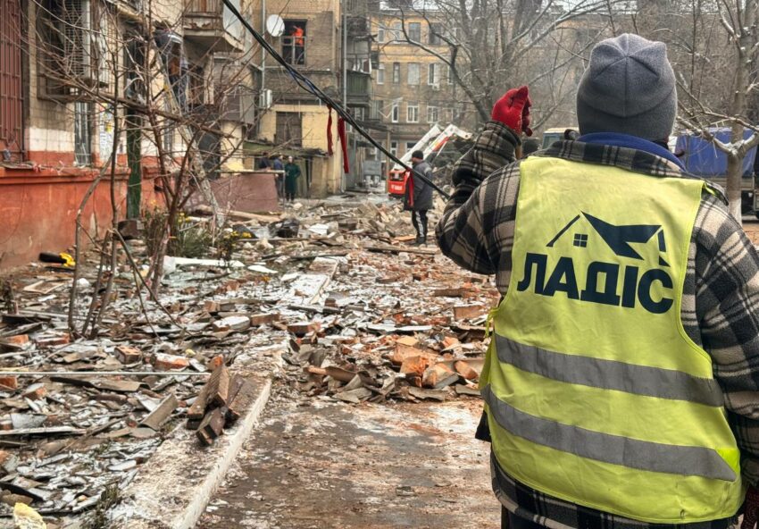 У Краматорську ліквідовують наслідки ворожого удару по житловому будинку (фото) - Фото №3