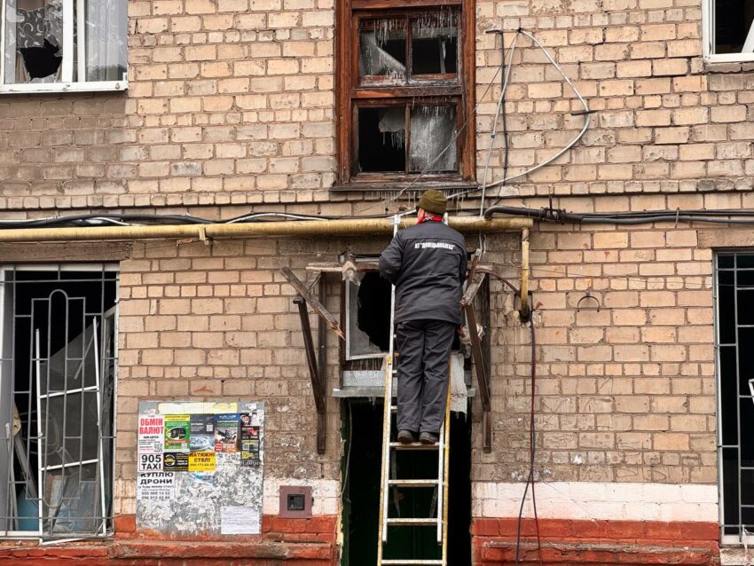 У Краматорську ліквідовують наслідки ворожого удару по житловому будинку (фото) - Фото №4