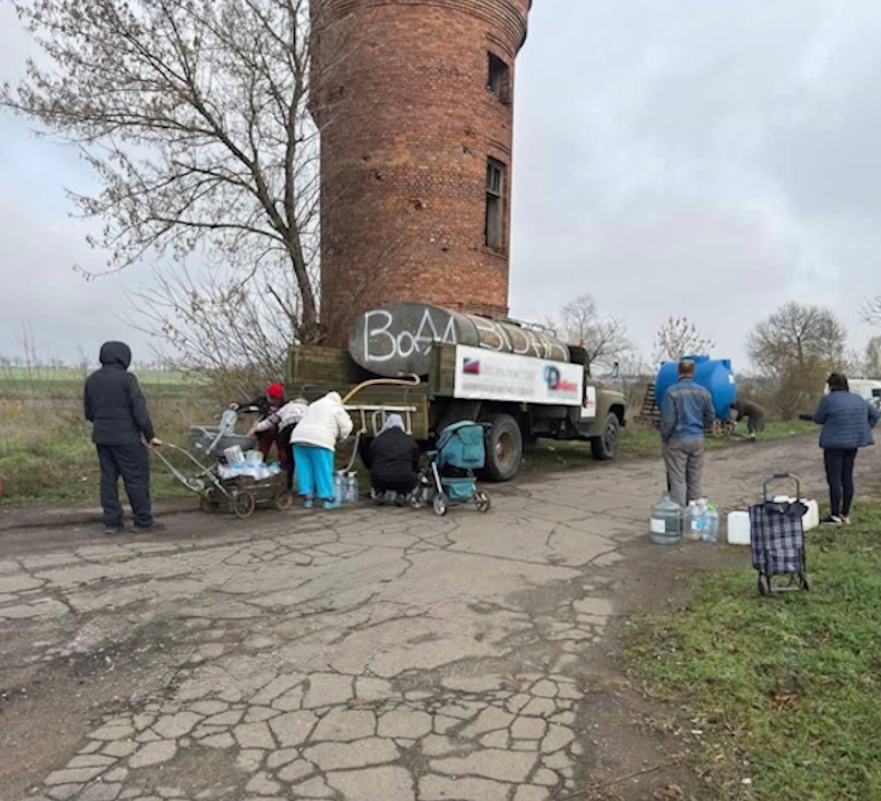У тимчасово окупованому Маріуполі фіксують черги за водою (фото) - Фото №1