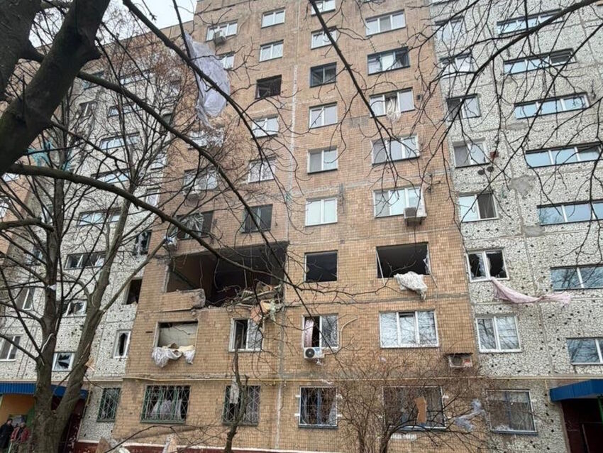 Потрощені квартири у багатоповерхівці: росіяни вдарили по Краматорську (фото) - Фото №1