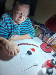 Мистецтво та хобі: як улюблена справа рятує переселенок з Донеччини від розпачу та допомагає армії - Фото №4