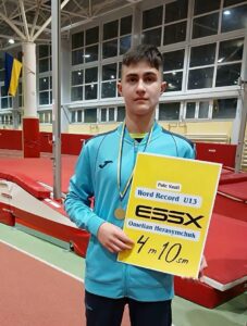 12-річний спортсмен Донеччини встановив найкращий світовий результат у стрибках із жердиною (фото) - Фото №1