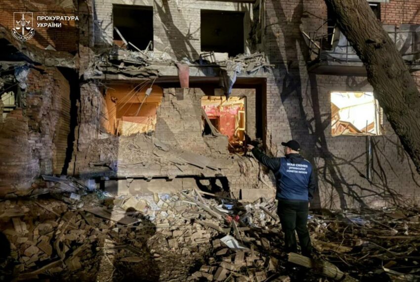 Скинули бомбу на Слов'янськ: окупанти поранили шістьох цивільних (фото) - Фото №1