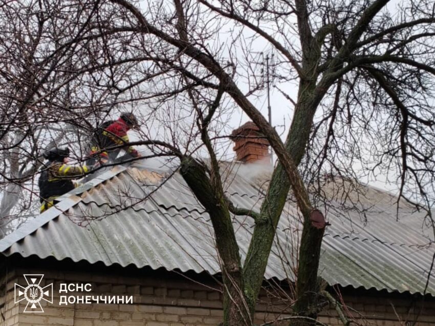 У Дружківці ударний дрон влучив у приватний будинок: рятувальники ліквідували пожежу - Фото №2