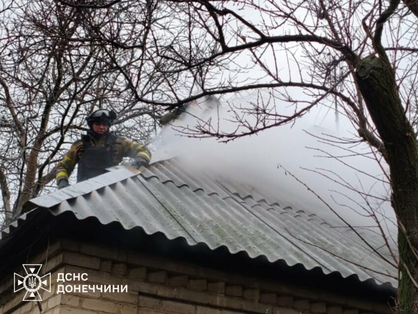 У Дружківці ударний дрон влучив у приватний будинок: рятувальники ліквідували пожежу - Фото №1
