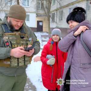 За 12 кілометрів від фронту: з Дружківки евакуювали жінку з 11-річною донькою (фото, відео) - Фото №1