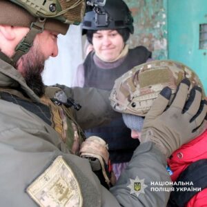 За 12 кілометрів від фронту: з Дружківки евакуювали жінку з 11-річною донькою (фото, відео) - Фото №2