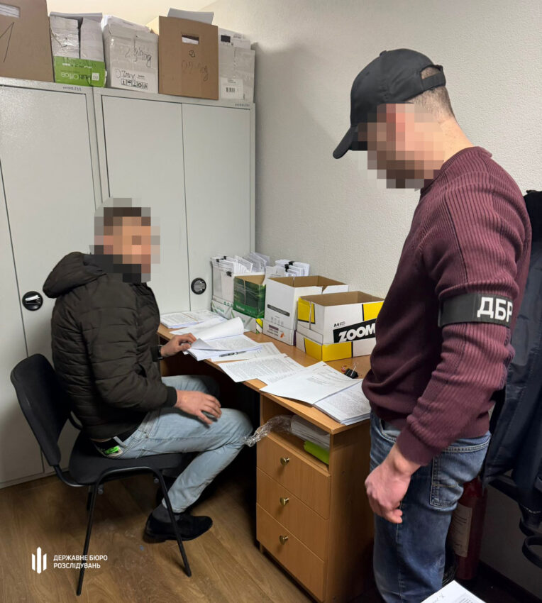 Командиру взводу на Донеччині повідомили про підозру за незаконні бойові виплати - Фото №1
