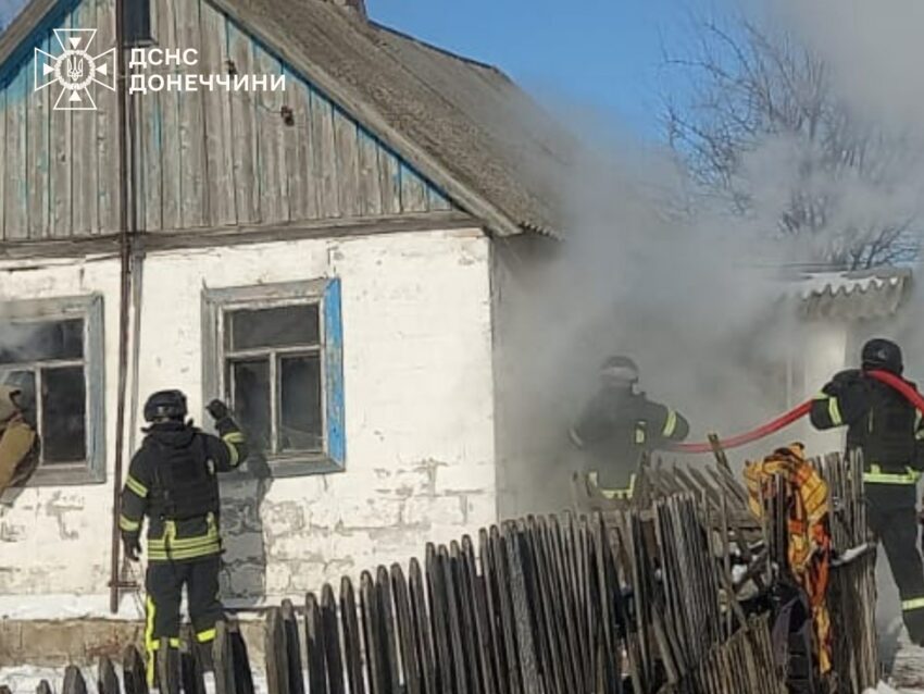 Горіли гаражі: рятувальники на Донеччині ліквідували чотири пожежі (фото) - Фото №1