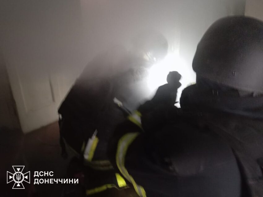 На Донеччині горіли будинки: рятувальники ліквідували пожежі від ворожих обстрілів (фото) - Фото №2