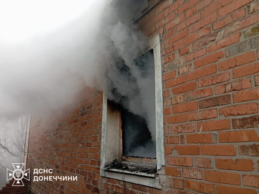 На Донеччині горіли будинки: рятувальники ліквідували пожежі від ворожих обстрілів (фото) - Фото №1