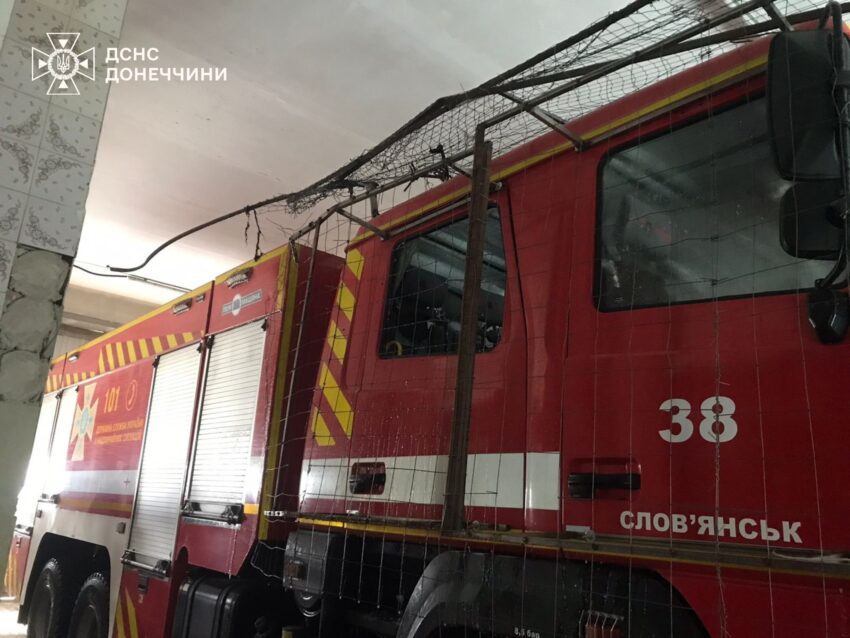 Пошкоджена техніка: росіяни обстріляли рятувальників у Слов'янську (фото) - Фото №4