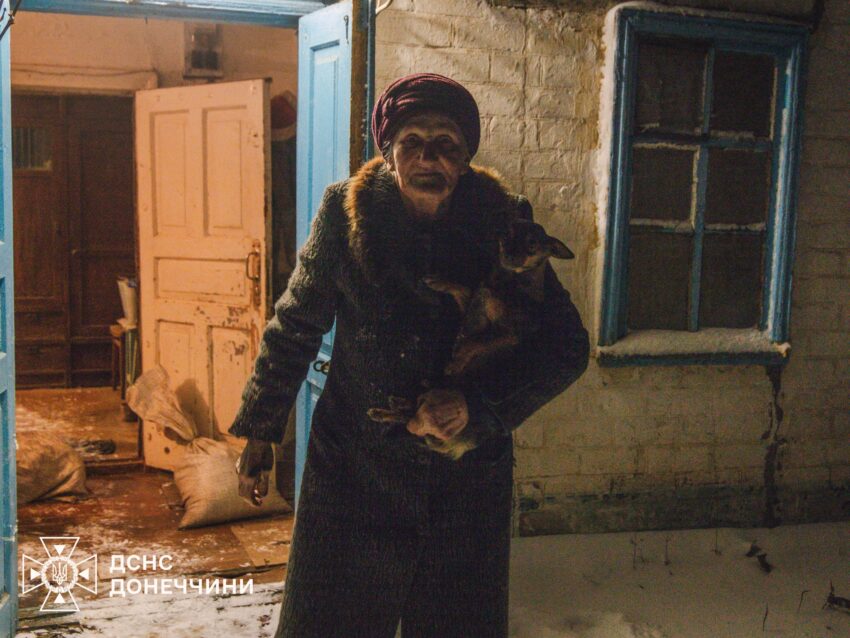 Разом із тваринами: рятувальники евакуювали останню жительку прифронтового села на Донеччині (відео) - Фото №2